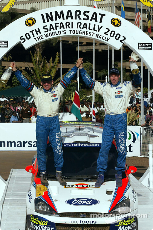 Colin McRae y su copiloto, Nicky Grist celebrando el triunfo