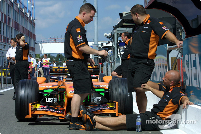 Следом гонка потеряла и команду Arrows в полном составе. Славный некогда коллектив доживал последние деньки. В пятницу оба его гонщика вообще не покидали боксов, в субботней тренировке совершили по одному кругу, а в квалификации ехали очень медленно – специально, чтобы не попасть на старт…