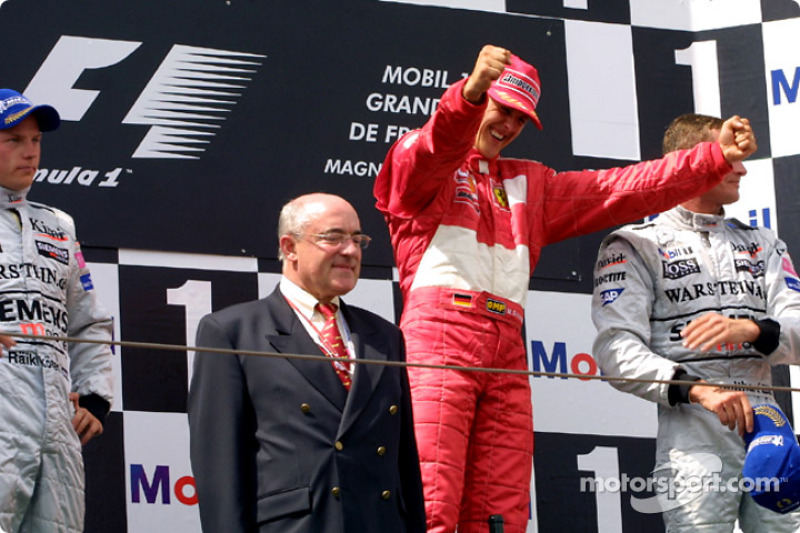 El podio: el ganador de la carrera, Michael Schumacher con Kimi Raikkonen y David Coulthard