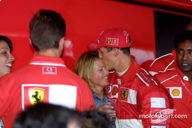 Michael Schumacher y su esposa, Corina, celebrando