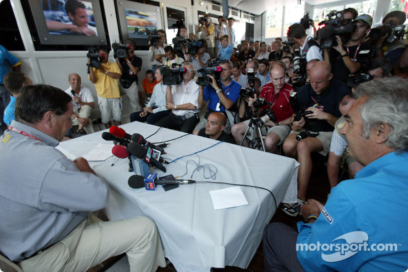 Announcement of Fernando Alonso as the Renault F1 race driver for 2003: Patrick Faure and Flavio Bri