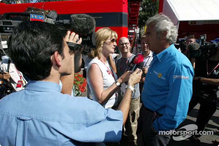 Anuncio de Fernando Alonso como el piloto titular de Renault F1 en 2003: Flavio Briatore