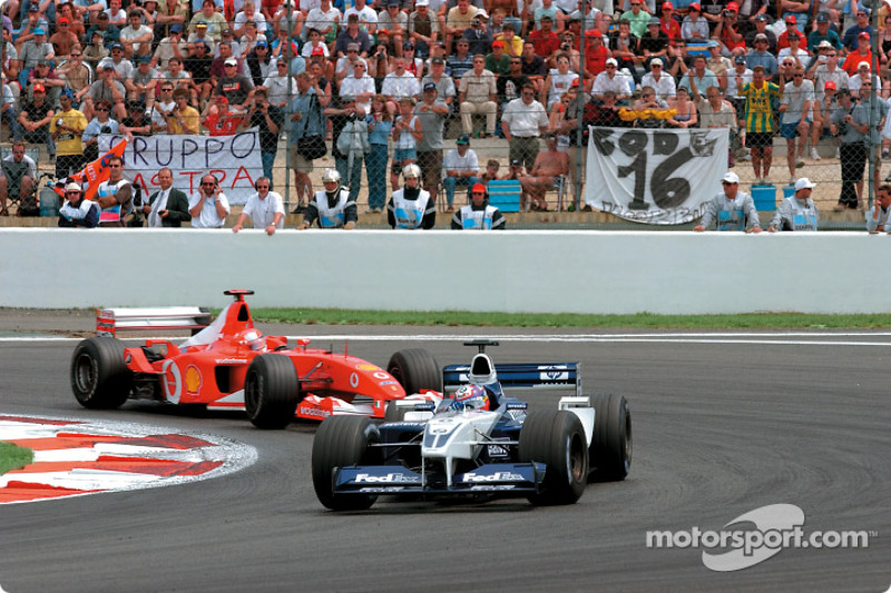 Juan Pablo Montoya y Michael Schumacher batallando