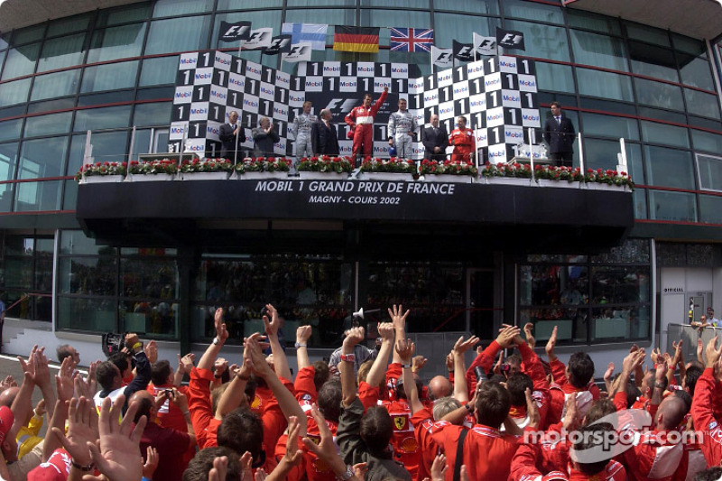 El podio: el ganador de la carrera, Michael Schumacher con Kimi Raikkonen y David Coulthard