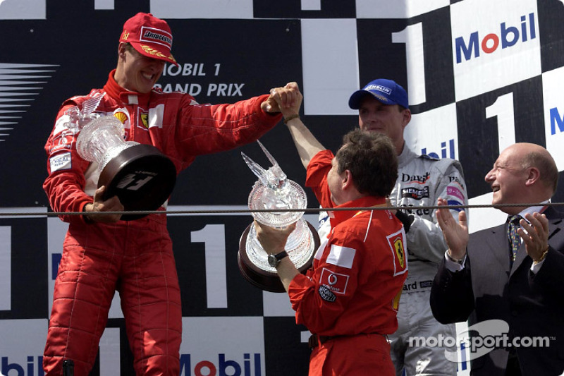 El podio: Michael Schumacher, Jean Todt y David Coulthard