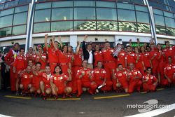 Michael Schumacher, Jean Todt, Ross Brawn, Luca di Montezemelo y el Equipo Ferrari festejando