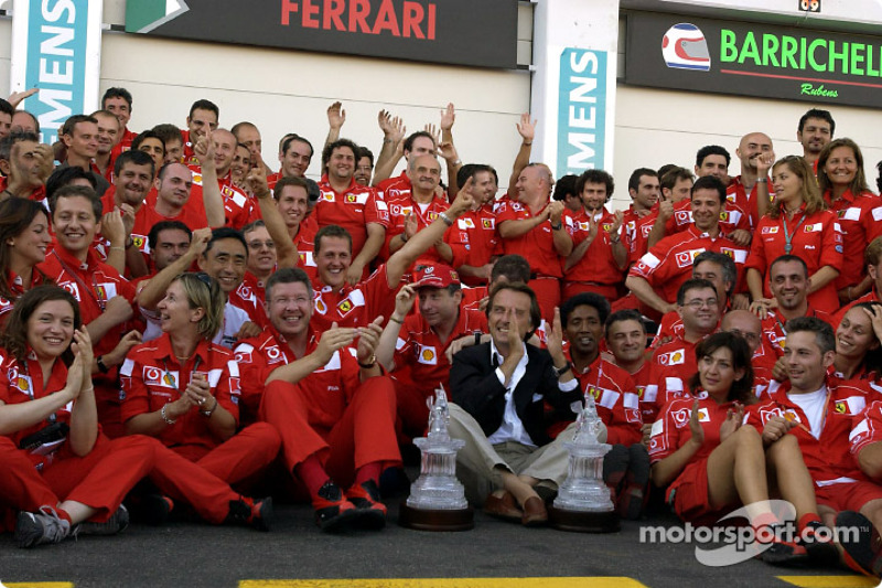 Michael Schumacher, Jean Todt, Ross Brawn, Luca di Montezemelo y el Equipo Ferrari festejando