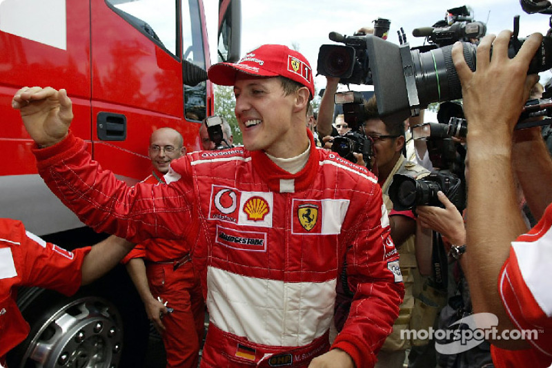 El ganador de la carrera y Campeón Mundial 2002, Michael Schumacher