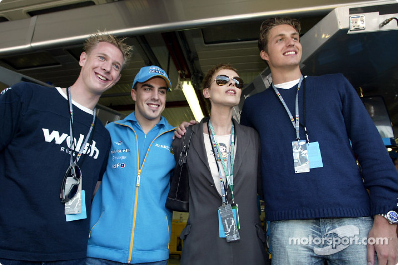 Fernando Alonso con la cantante Lisa Stansfield, el nadador Pieter van den Hoogenband y el patinador holandés de velocidad, Jochem Uytdehaage