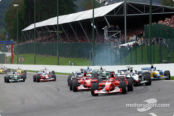La arrancada: Michael Schumacher y Rubens Barrichello al frente del grupo
