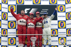 El podio: el ganador de la carrera, Michael Schumacher con Ross Brawn, Rubens Barrichello y Juan Pab