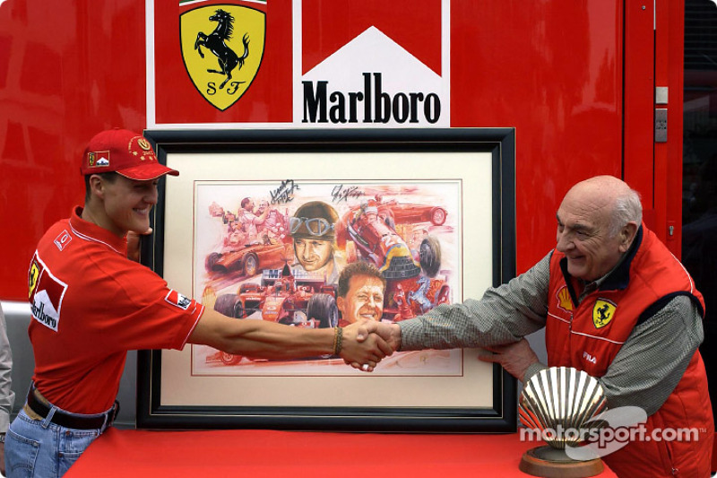 Michael Schumacher recibe un regalo por su quinto Campeonato Mundial de Pilotos de manos de Froilán