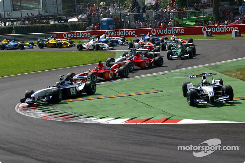 Départ : Ralf Schumacher coupe la chicane devant Juan Pablo Montoya