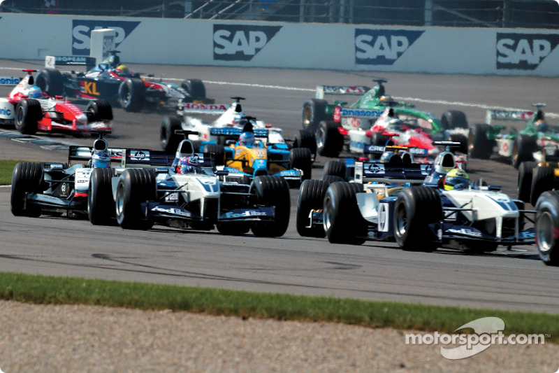 Premier virage : Juan Pablo Montoya et Ralf Schumacher