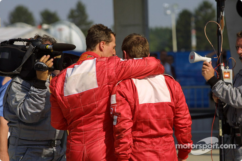 El ganador de la carrera Rubens Barrichello y Michael Schumacher