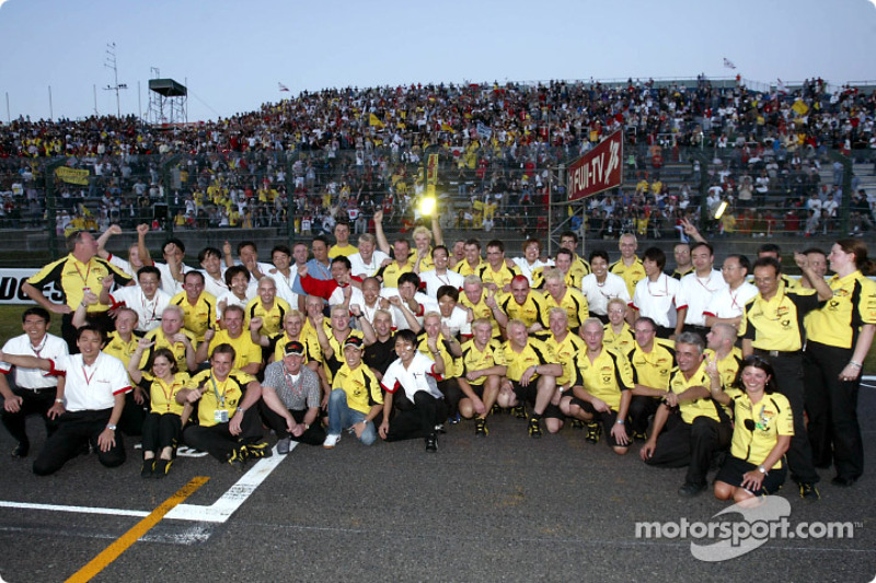 Takuma Sato celebrates his first points in Formula 1 with Jordan and Honda team members