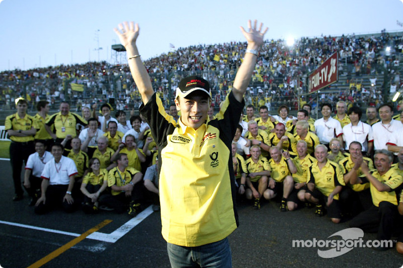 Takuma Sato celebrates his first points in Formula 1 with Jordan and Honda team members