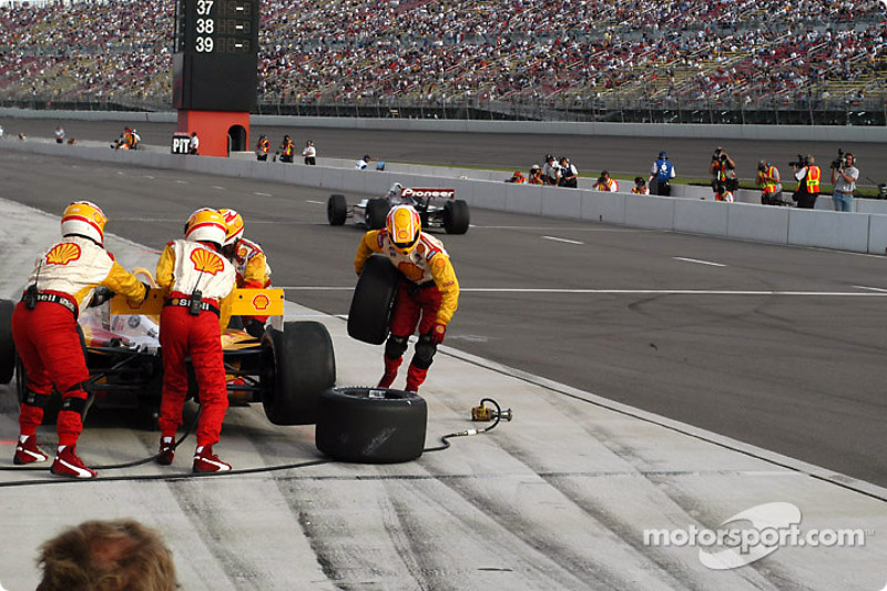 Arrêt au stand pour Jimmy Vasser