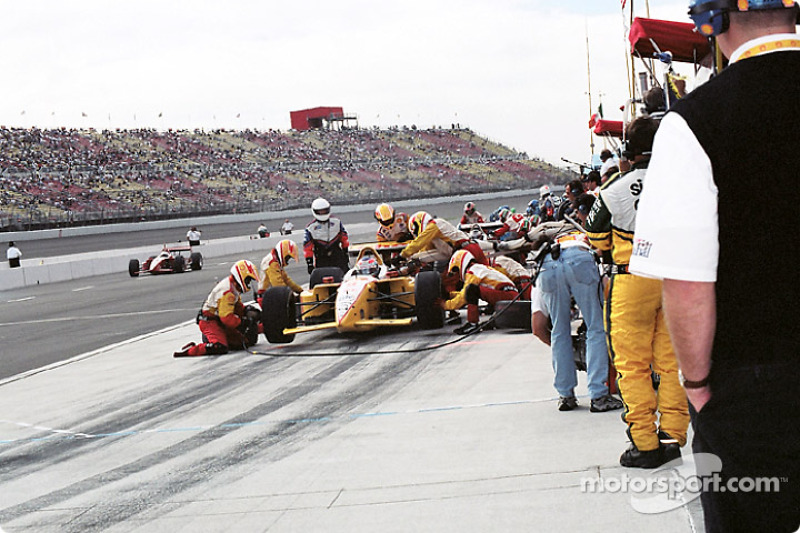 Arrêt au stand pour Jimmy Vasser