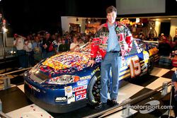 Michael Waltrip delante de su auto ganador de las Daytona 500 car, el #15 NAPA Auto Parts Chevrolet 