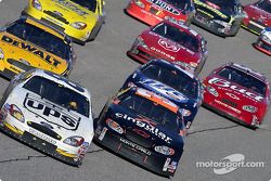 Dale Jarrett delante de Robby Gordon y Matt Kenseth