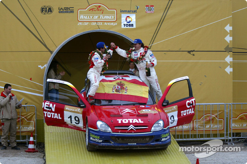 El podio: Carlos Sainz y Marc Marti celebran el triunfo