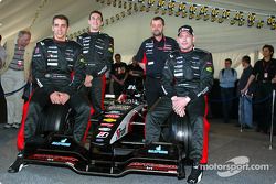 Justin Wilson, Matteo Bobbi, Paul Stoddart en Jos Verstappen met de nieuwe Minardi PS03