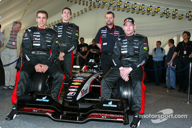 Justin Wilson, Matteo Bobbi, Paul Stoddart y Jos Verstappen con los nuevos Minardi PS03