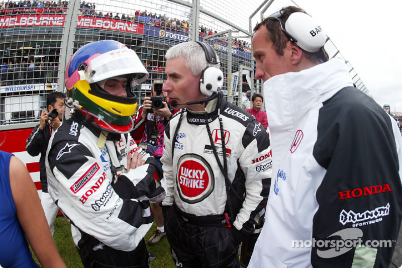 Jacques Villeneuve y Geoff Willis en la parrilla de salida