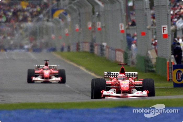 Michael Schumacher delante de Rubens Barrichello