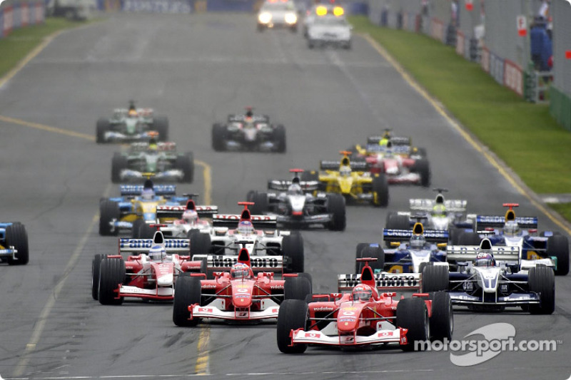 La arrancada: Michael Schumacher toma la ventaja delante de Rubens Barrichello