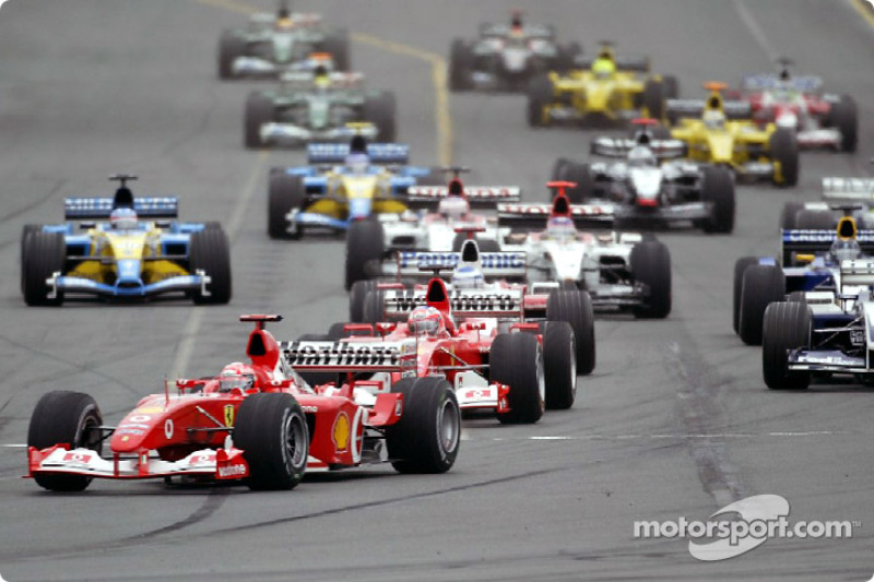 La arrancada: Michael Schumacher toma la ventaja delante de Rubens Barrichello
