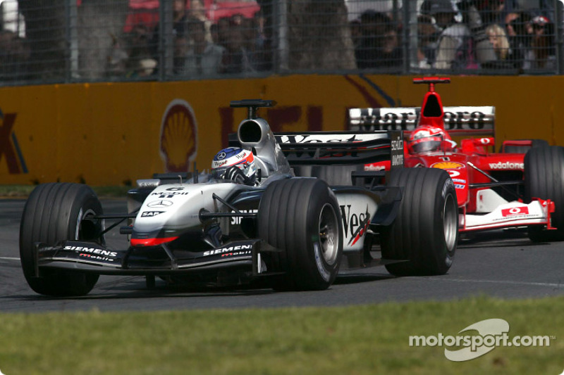 Kimi Raikkonen aventaja a Michael Schumacher