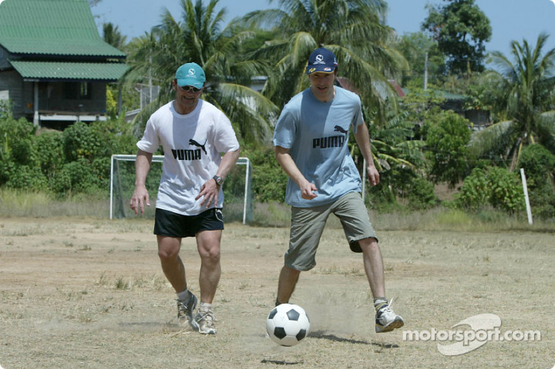 Sauber fitness training camp in Alor Setar: Heinz-Harald Frentzen plays football