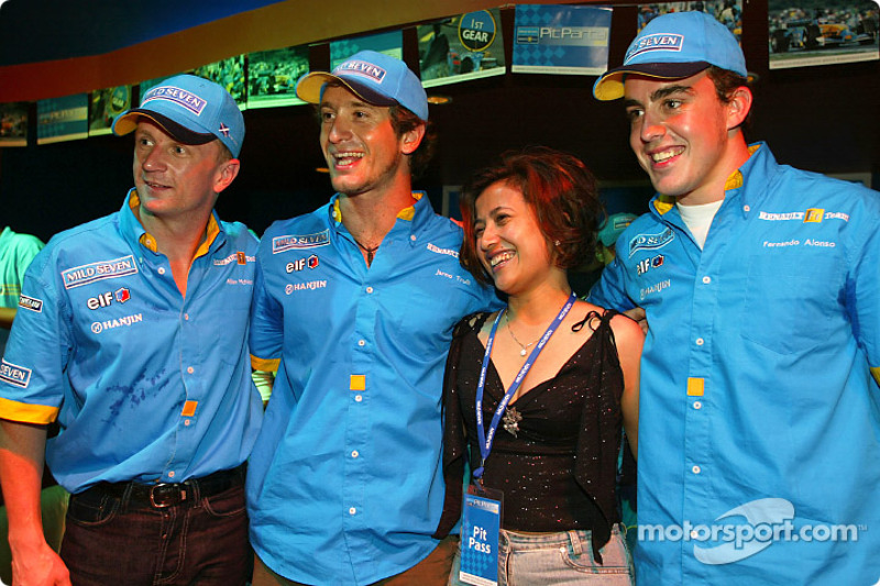 Renault F1 party Sepang: Allan McNish, Jarno Trulli ve Fernando Alonso ve fan