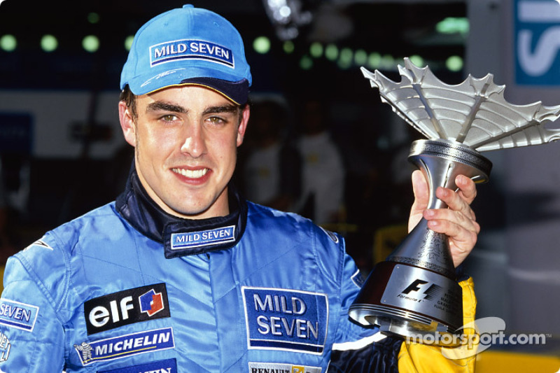 Fernando Alonso y su trofeo