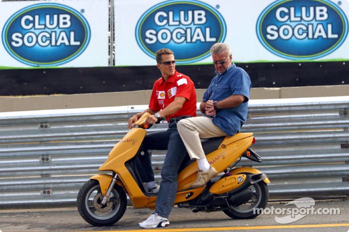 Michael Schumacher y el manager Willi Webber en una motoneta
