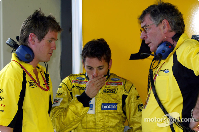 El ingeniero de carrera, Rob Smedley, Giancarlo Fisichella y Gary Anderson