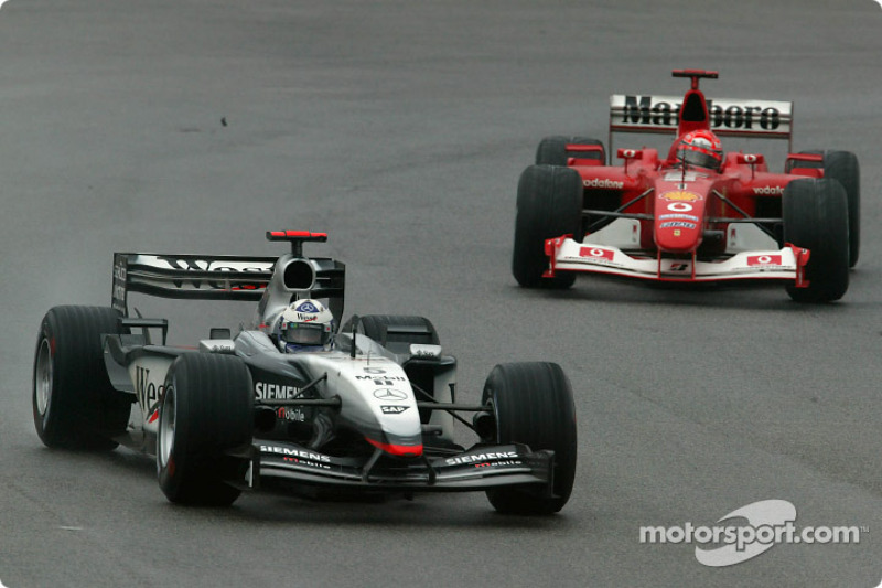 David Coulthard devant Michael Schumacher