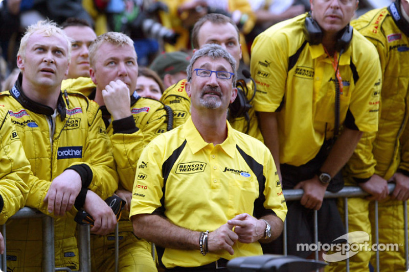 Eddie Jordan et son équipe assistent au podium de Giancarlo Fisichella