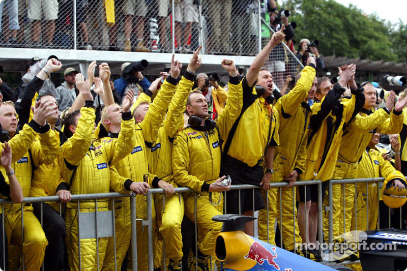 Jordan fête le résultat de Giancarlo Fisichella