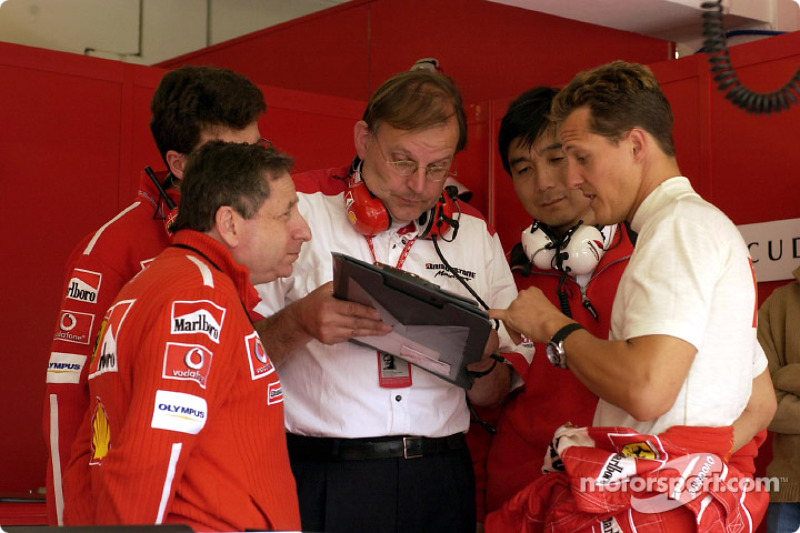 Jean Todt y Michael Schumacher discuten con los técnicos de Bridgestone