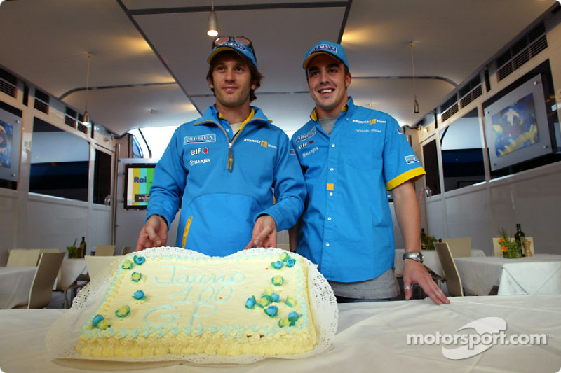 Jarno Trulli kutlama yapıyor his 100th Grand Prix start ve Fernando Alonso
