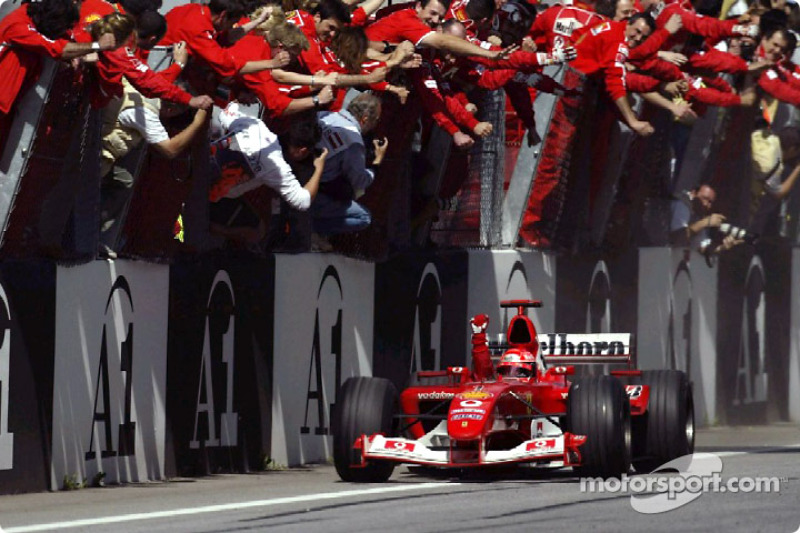 Ganador de la carrera Michael Schumacher celebra la victoria