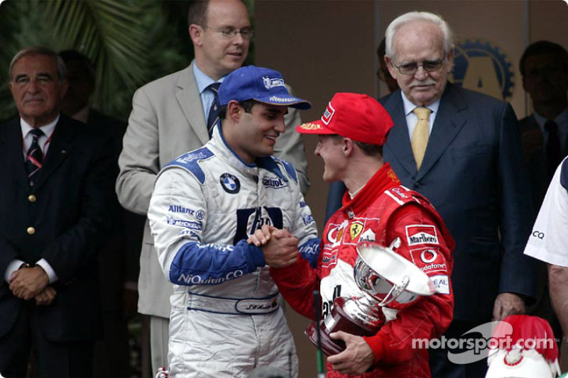 Podio: ganador de la carrera Juan Pablo Montoya con Michael Schumacher