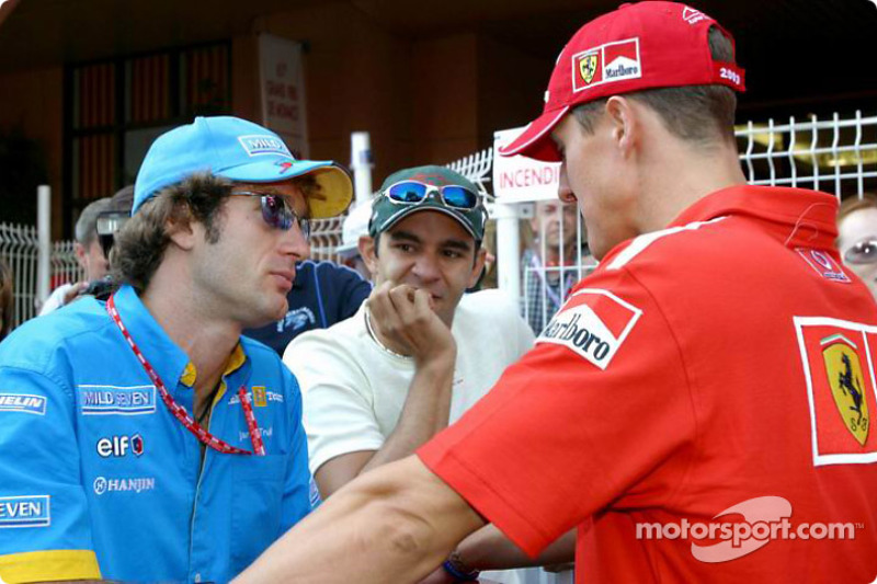 Jarno Trulli, Antonio Pizzonia y Michael Schumacher discutin