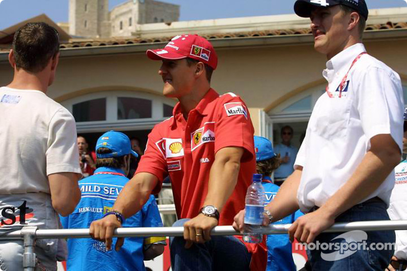 Parade des pilotes : David Coulthard, Michael Schumacher et Ralf Schumacher