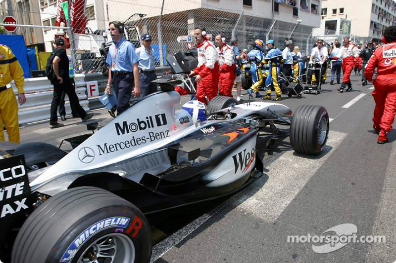 David Coulthard en la parrilla de salida