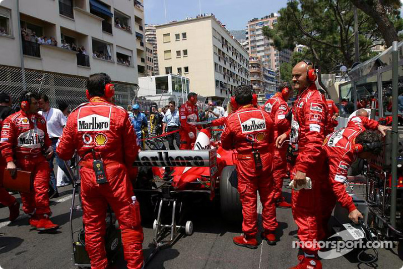 Ferrari sur la grille de départ