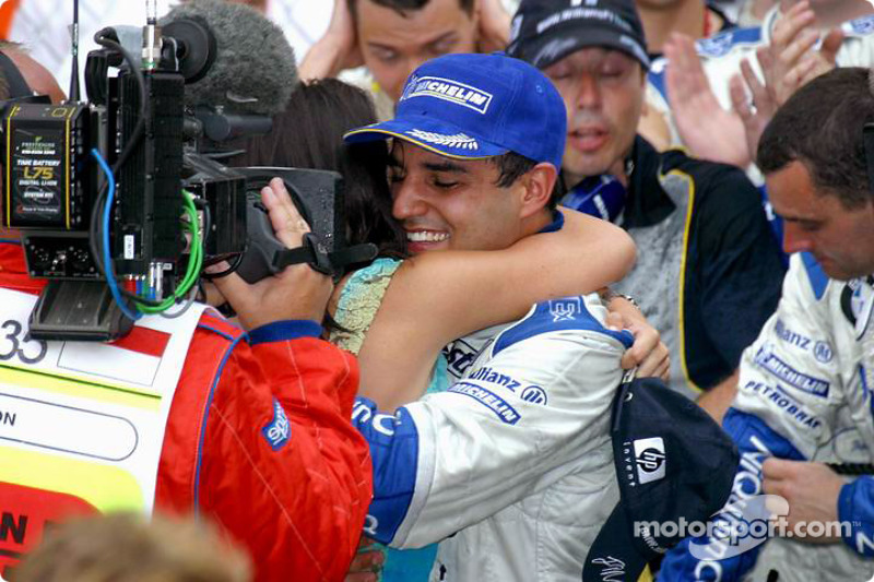 Juan Pablo Montoya celebra la victoria con su esposa